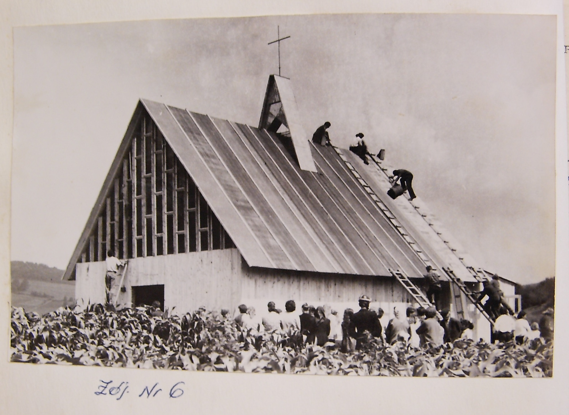 Czołgiem (z Baligrodu) na kościół (w Nowosiółkach)
